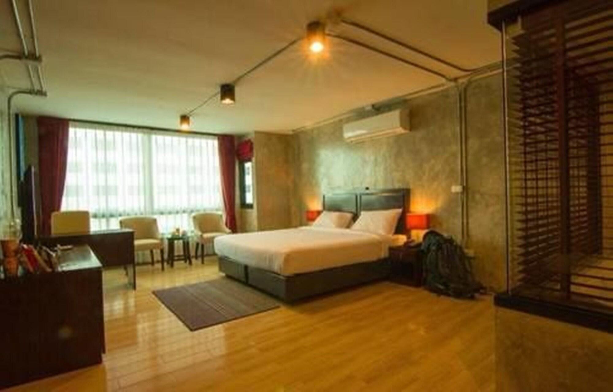 Hotel Prestige Chiang Mai Esterno foto