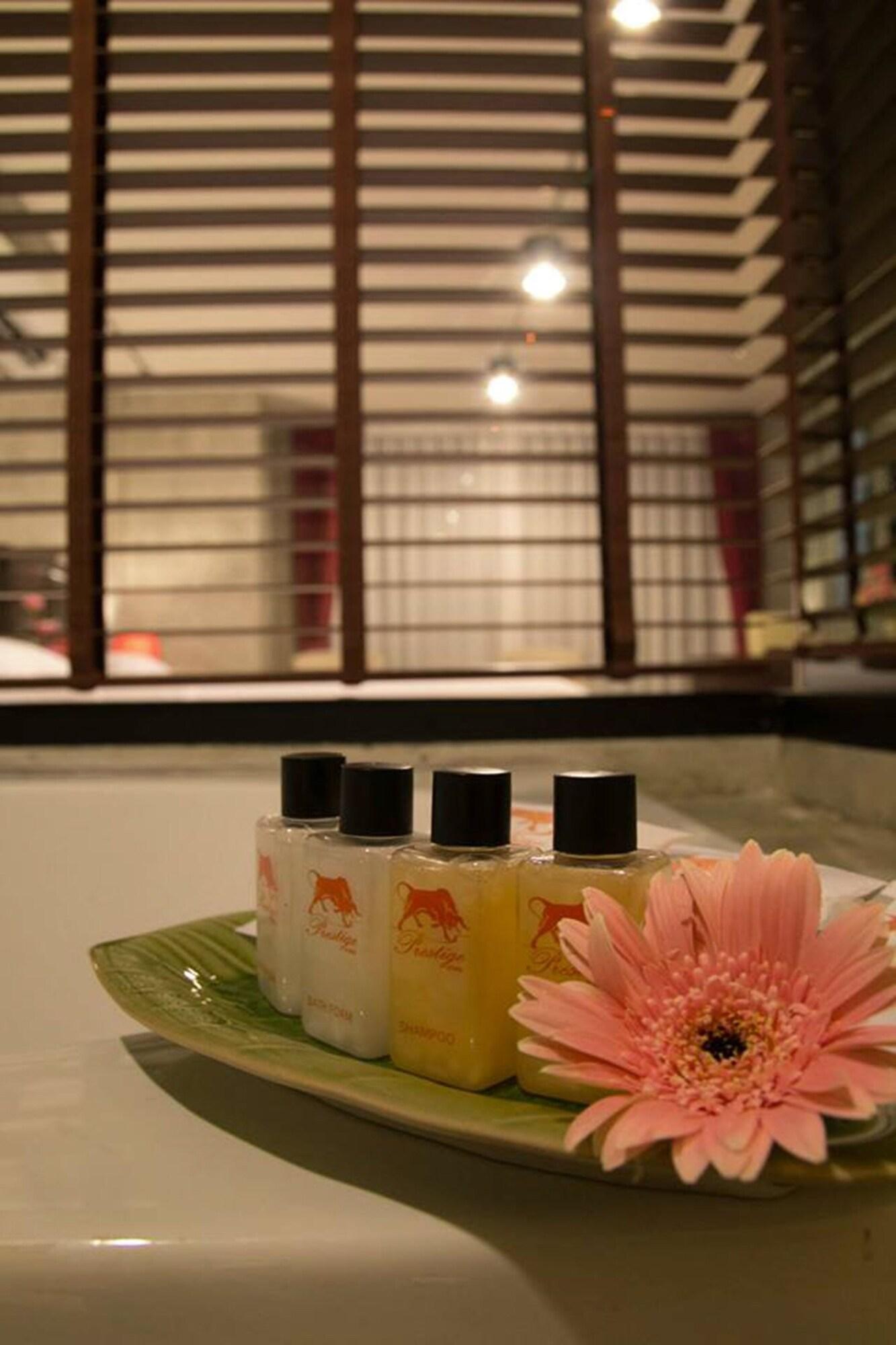 Hotel Prestige Chiang Mai Esterno foto
