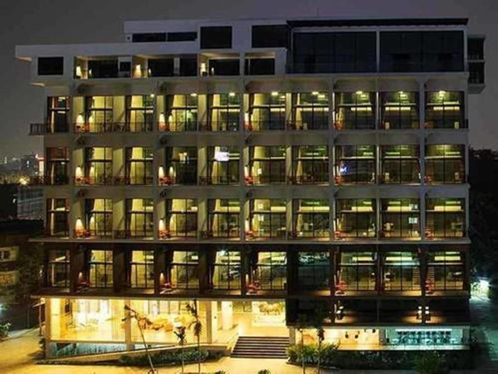 Hotel Prestige Chiang Mai Esterno foto