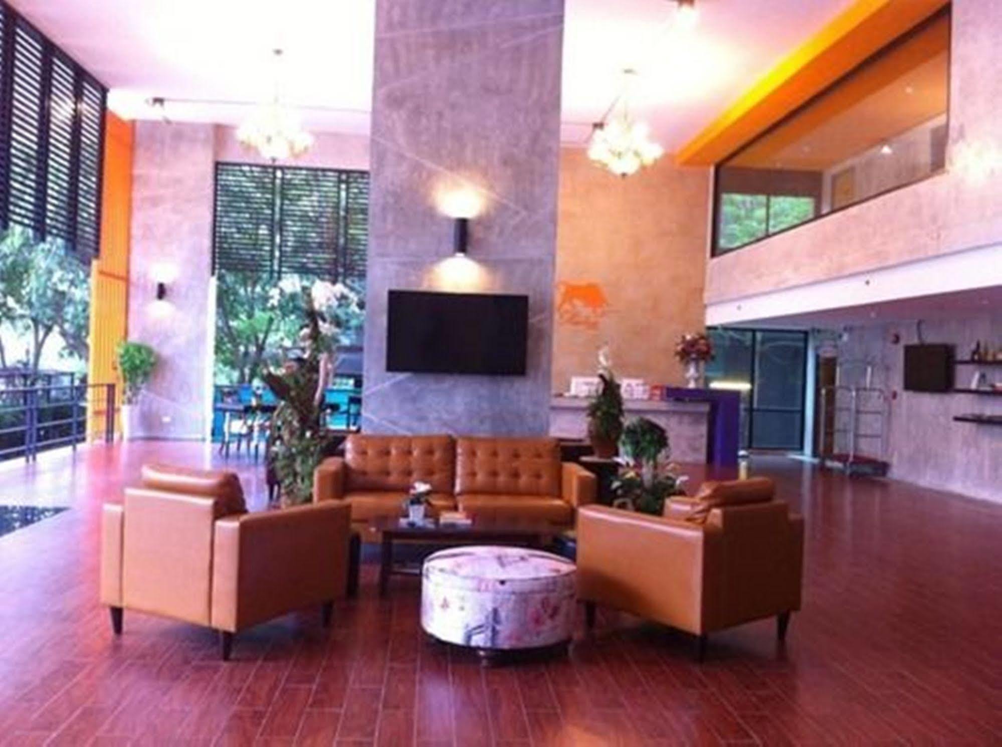 Hotel Prestige Chiang Mai Esterno foto